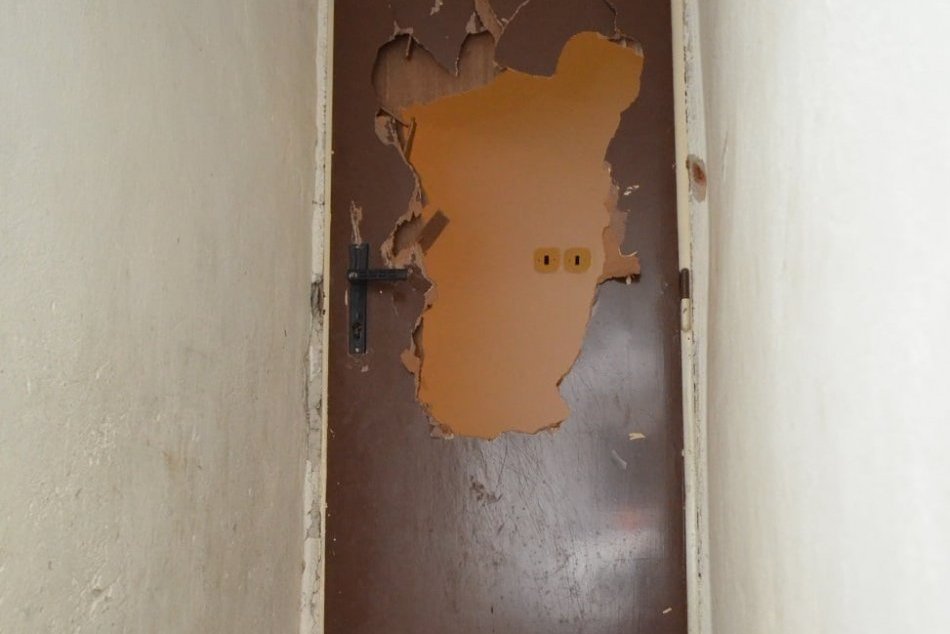 FOTO: Muž z Trenčína mal vyrúbať otvor do dverí, aby sa dostal k žene