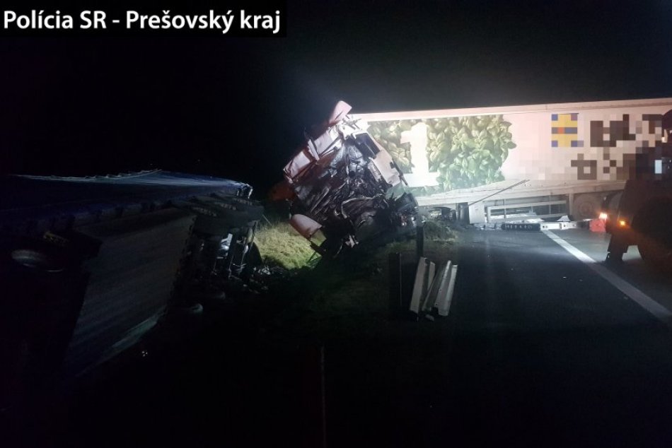 V OBRAZOCH: Dopravná nehoda kamiónov na D1 Košice - Prešov