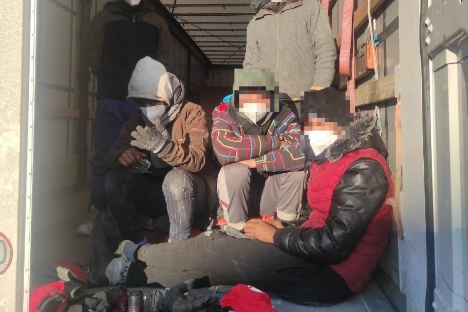 Policajti našli v návese kamióna 5 migrantov z Maroka