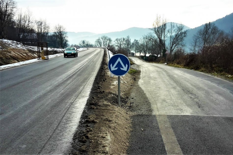 FOTO: Problémový úsek v Milochove s novým dopravným značením, ktoré poškodili