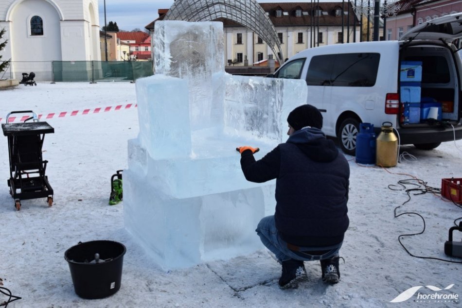 V OBRAZOCH: Na breznianskom námestí pribudlo podsvietené ľadové kreslo