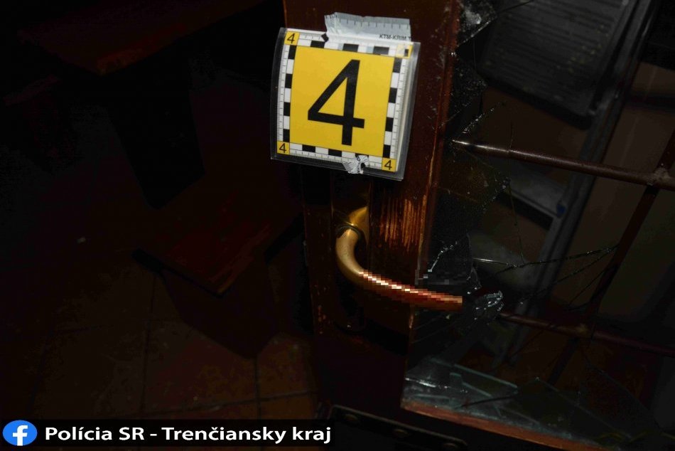 FOTO: Polícia obvinila Ilavčana (46), čašníčke sa vyhrážal smrťou a rozbil krčmu
