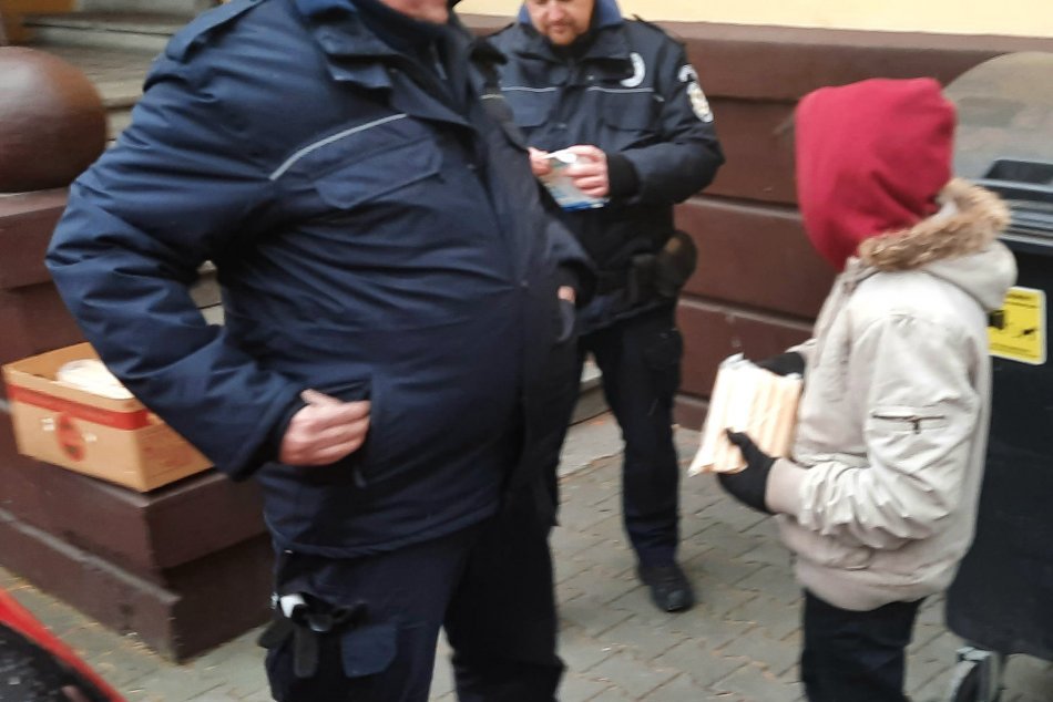 V OBRAZOCH: Ľuďom bez domova v Bystrici rozdali vianočné oblátky