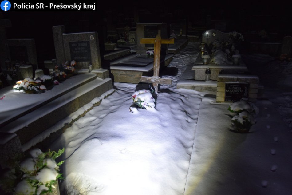 V OBRAZOCH: Ohavný vandalizmus na cintoríne, odniesla si to kaplnka aj hroby