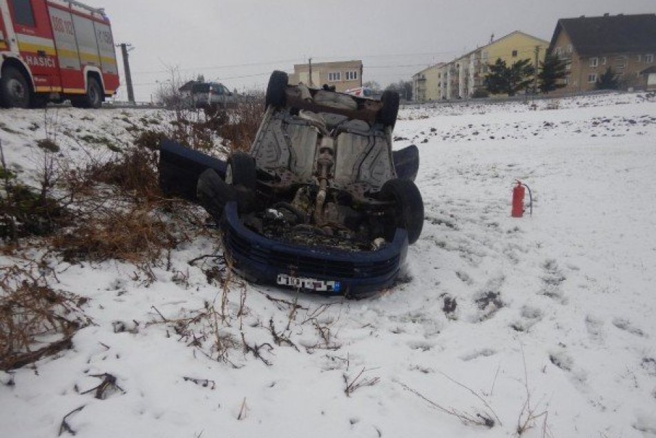 FOTO: Zrážka dvoch áut v Pruskom, jedno skončilo mimo cesty na streche