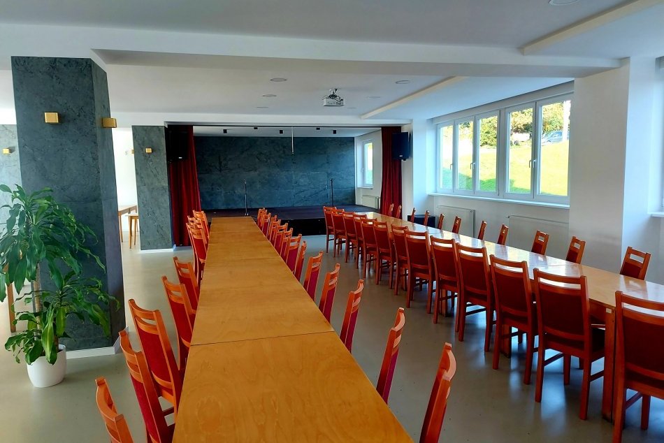 FOTO: Spoločenská miestnosť na úrade v Nedožeroch-Brezanoch je modernejšia