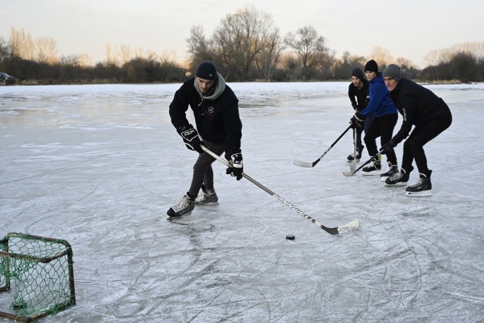 FOTO: Zamrznutý rybník pri obci Krivosúd-Bodovka je rajom pre korčuliarov