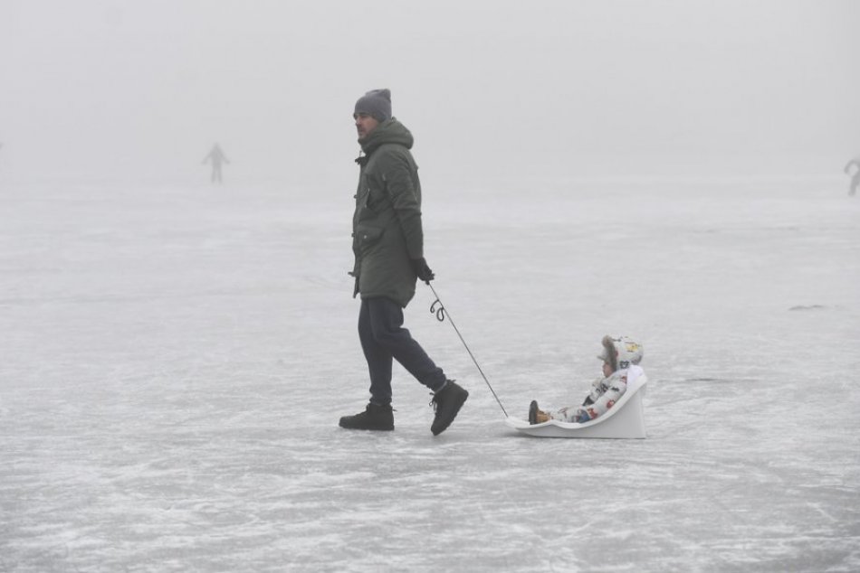 OBRAZOM: Korčuľovanie na prírodnom ľade v Košiciach
