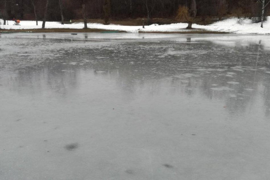 V OBRAZOCH: Ľad na bystrickom kúpalisku je uzavretý