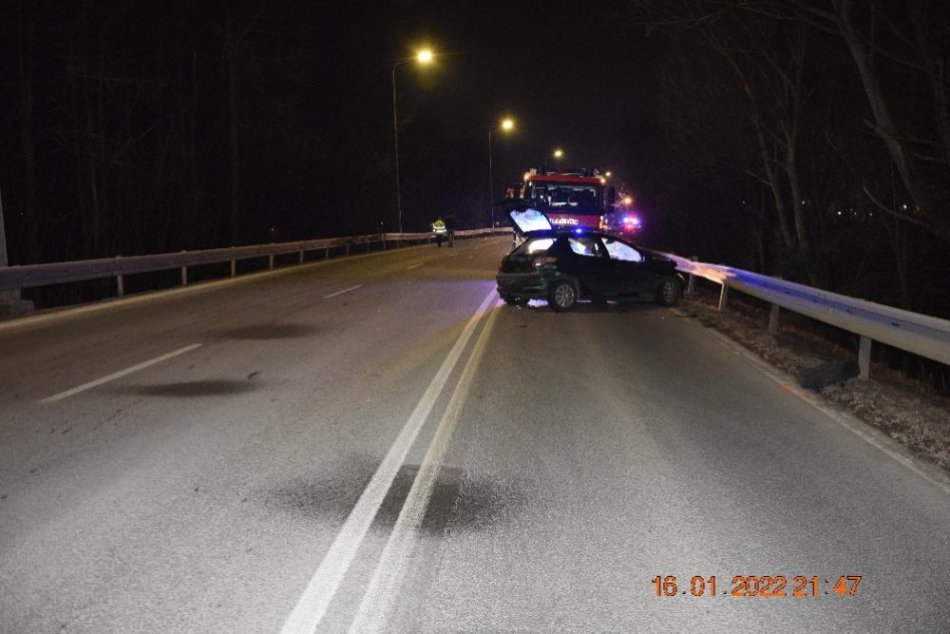 V OBRAZOCH: Zábery z miesta vážnej nehody 2 áut v Bystrici