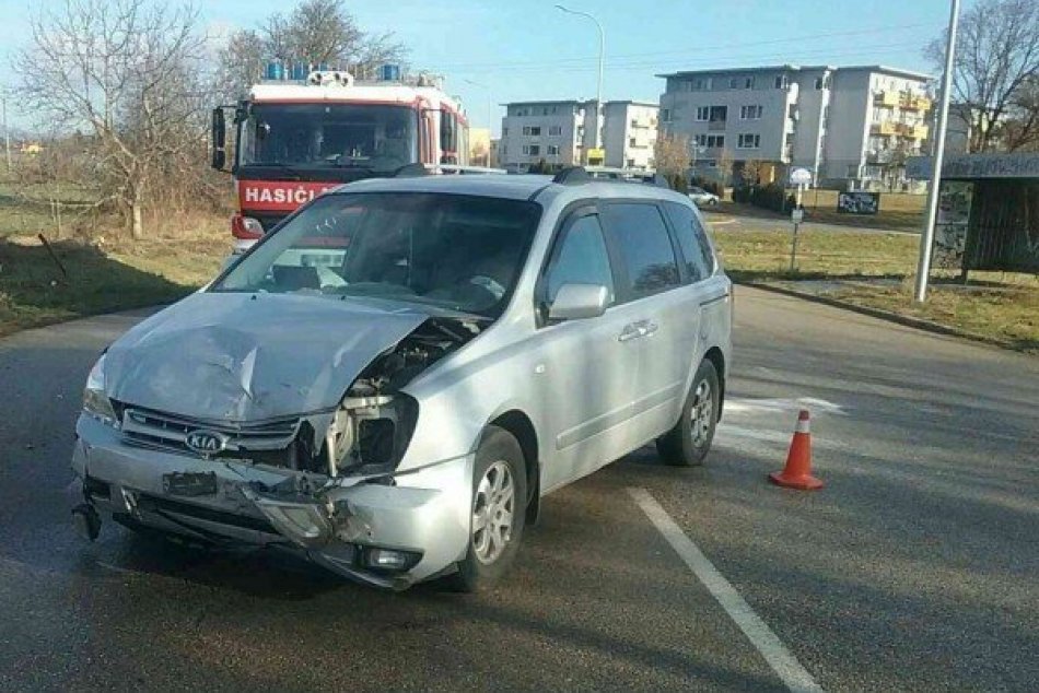 FOTO: Dopravná nehoda dvoch áut v Novom Meste nad Váhom