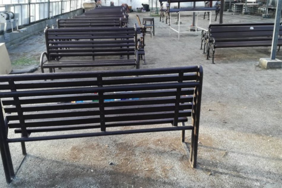 V OBRAZOCH: Bystrické lavičky prechádzajú pravidelnou údržbou