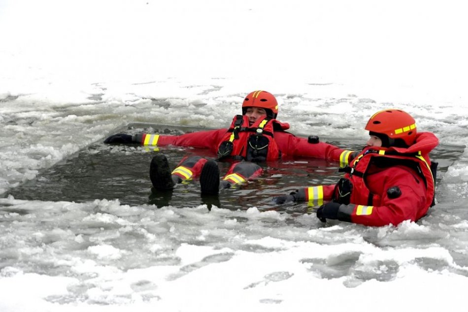 Taktické cvičenie zamerané na záchranu osôb z vody následkom preborenia sa ľadu