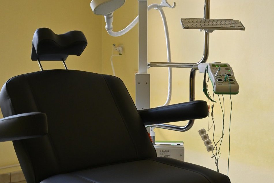 V OBRAZOCH: V bystrickej nemocnici pomáha pacientom magnetický stimulátor
