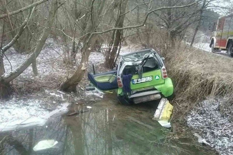 FOTO: Dopravná nehoda pri obci Horovce, mini auto v potoku
