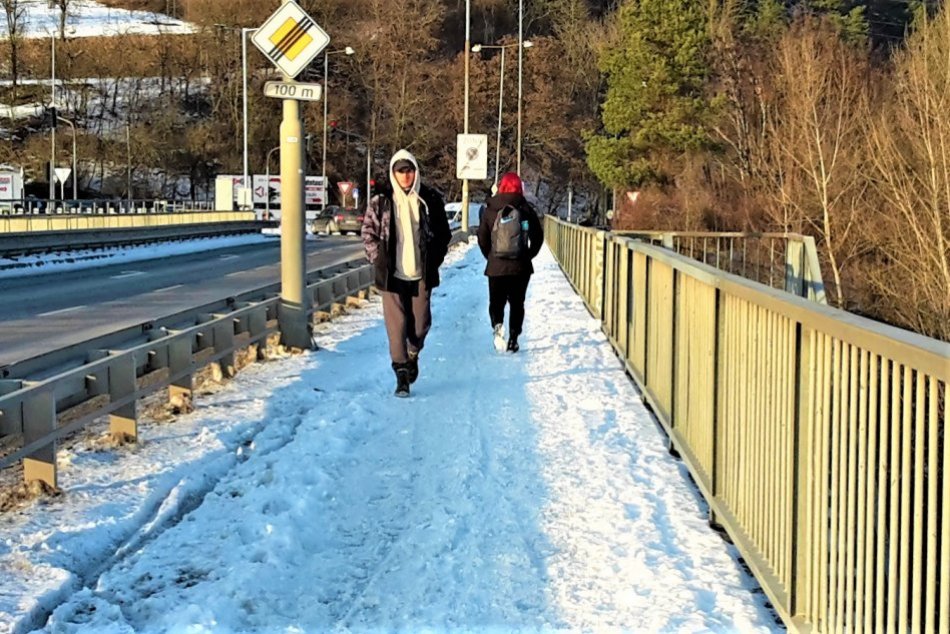 FOTO: Neodhrnuté chodníky na Orlovskom moste v Považskej Bystrici