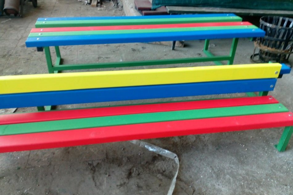 V OBRAZOCH: V materských školách pribudli nové lavičky