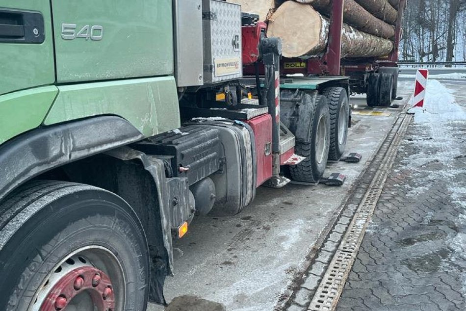 Objektívom: Nebezpečne ťažký náklad kamionistu v Banskobystrickom kraji