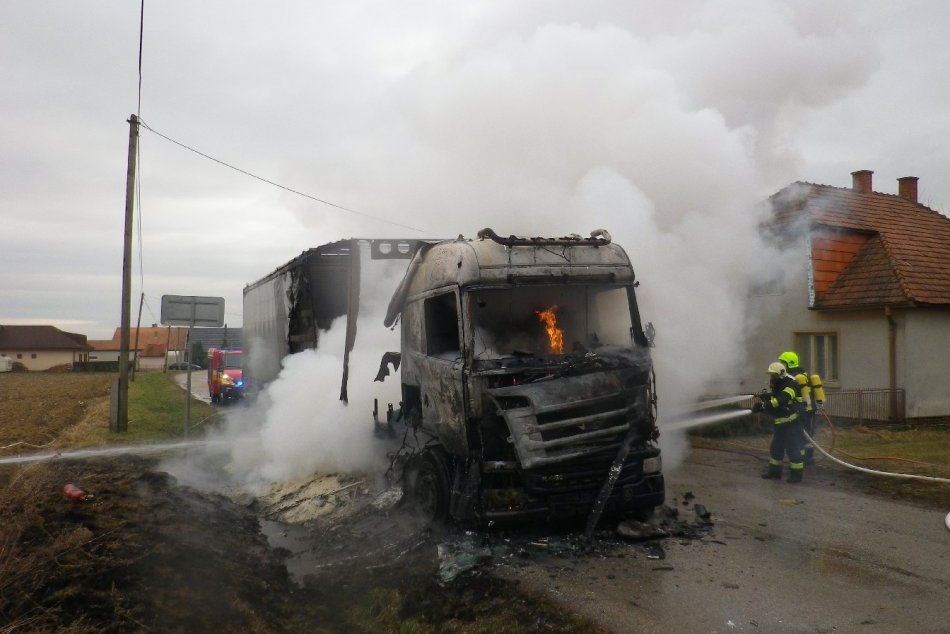 FOTO: Požiar kamióna v obci Veľké Hoste