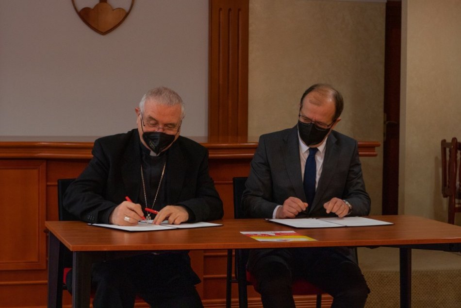 FOTO: Primátor Trenčína podpísal memorandum o spolupráci s biskupmi