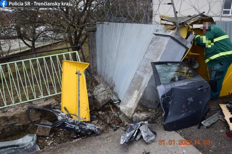 FOTO: Po náraze do plynovej skrine utrpel vodič v Nemšovej ťažké zranenia