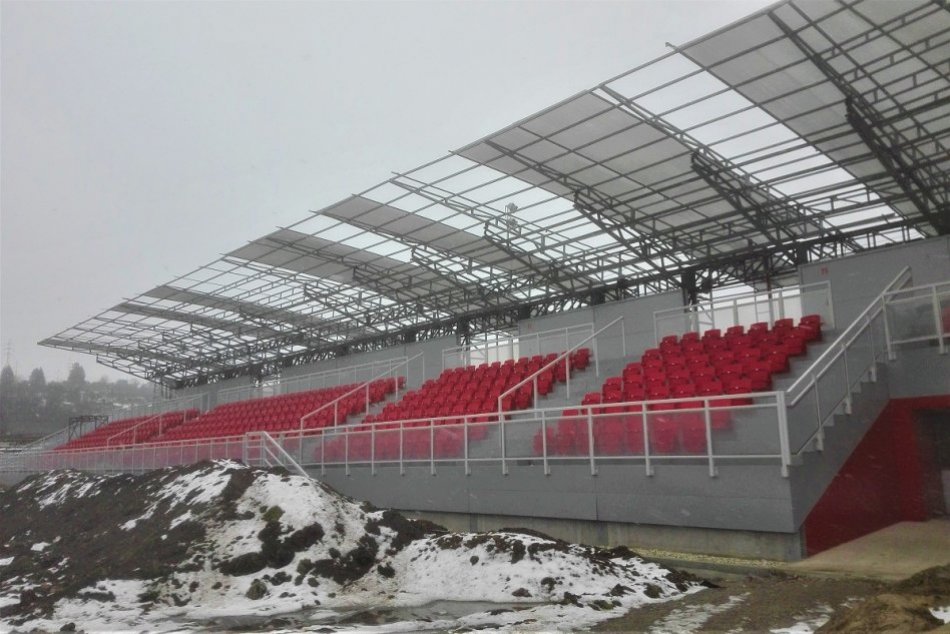 FOTO: Odtrhnutá strecha na futbalovom štadióne v Považskej Bystrici