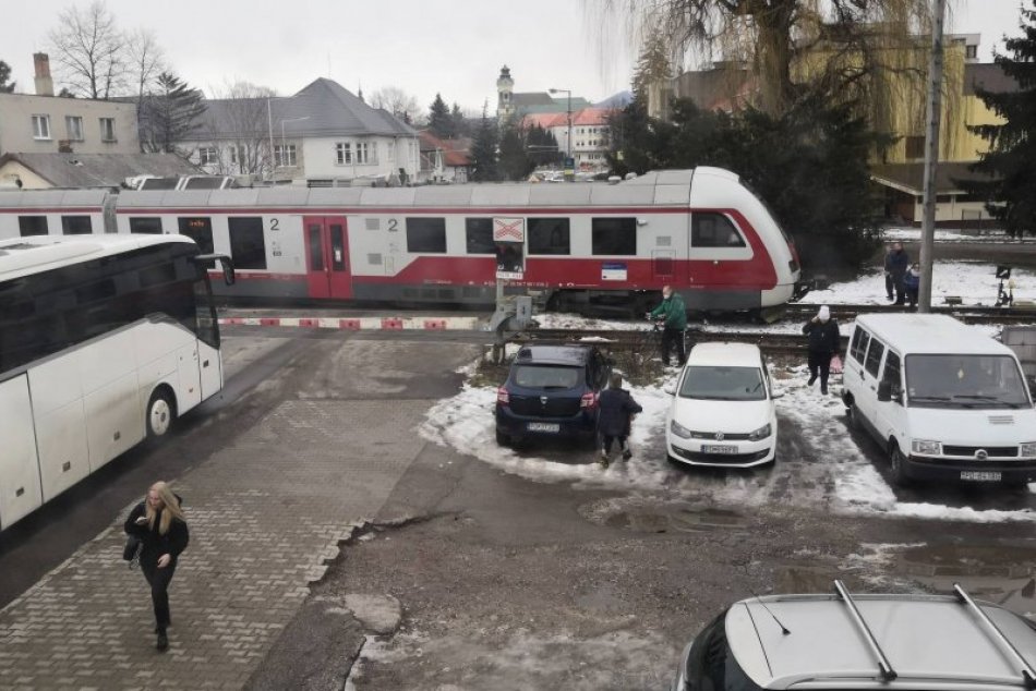 FOTO: Na železničnom priecestí na Bojnickej ceste v Prievidzi sa vykoľajil vlak