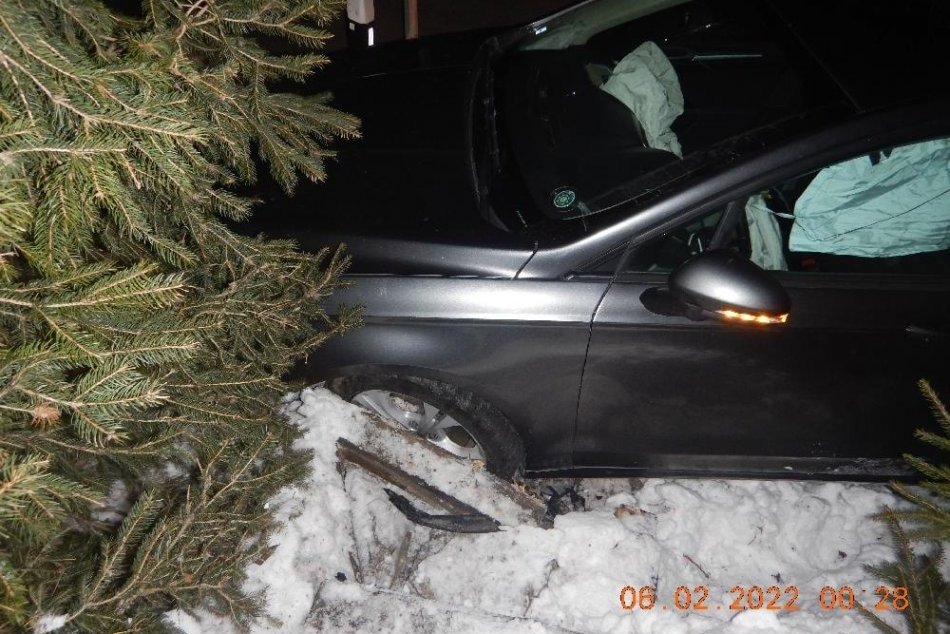 FOTO: Opitý vodič skončil s autom v priekope
