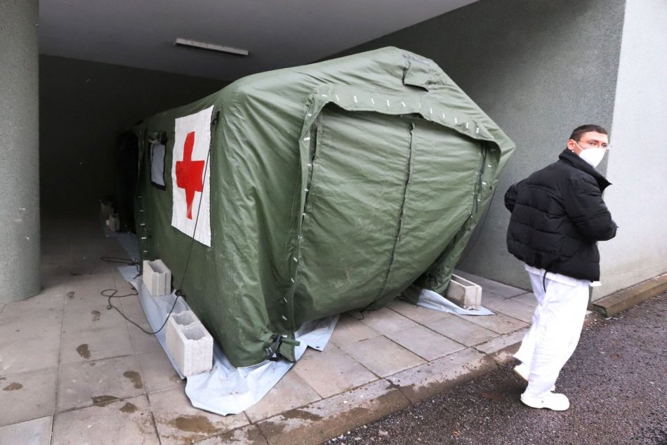 V OBRAZOCH: V areáli bystrickej nemocnice pripravili triážny stan