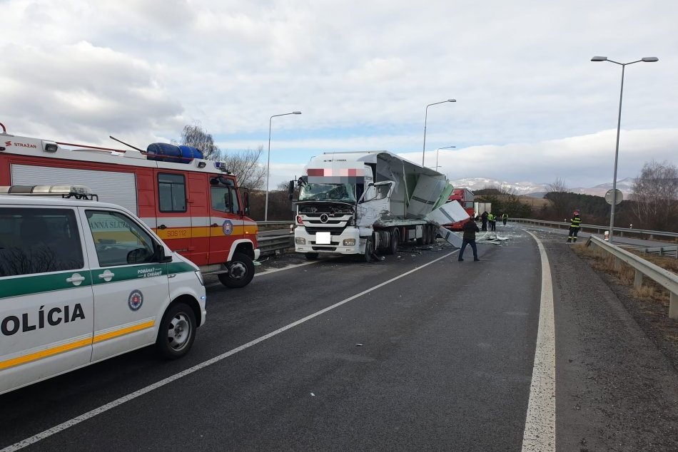FOTO: Po zrážke kamiónov v Novákoch polícia uzavrela cestu