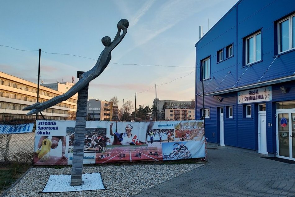 FOTO: Trizuljakovu sochu zrenovovali a premiestnili pred športovú školu v Trenčí
