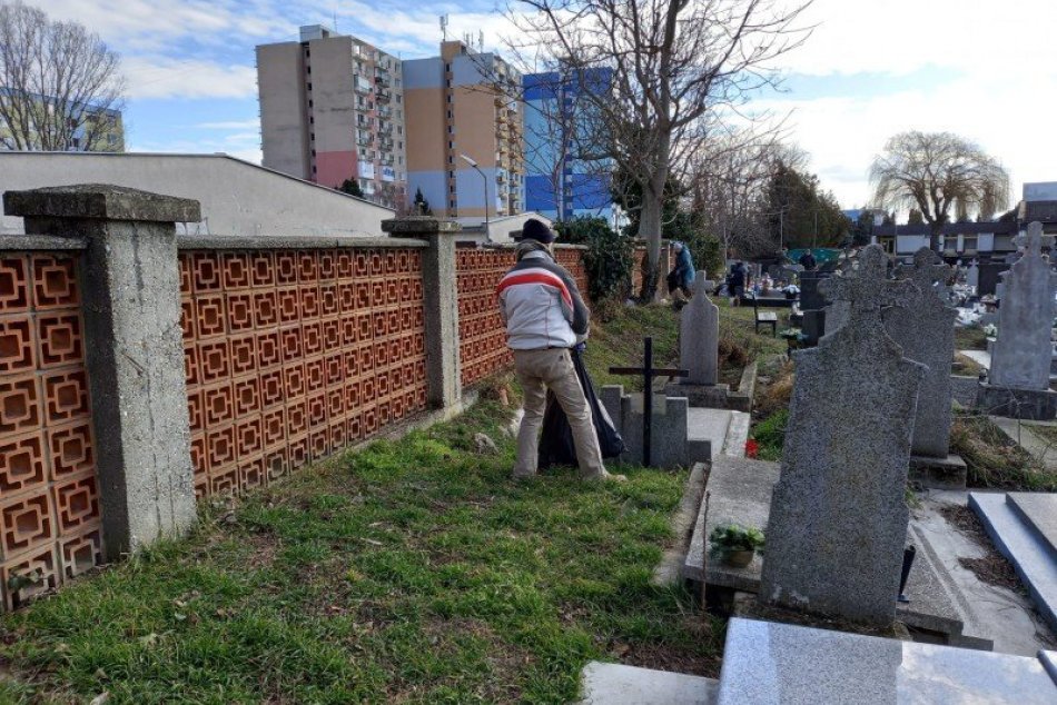 Ľudia bez domova upratali cintorín