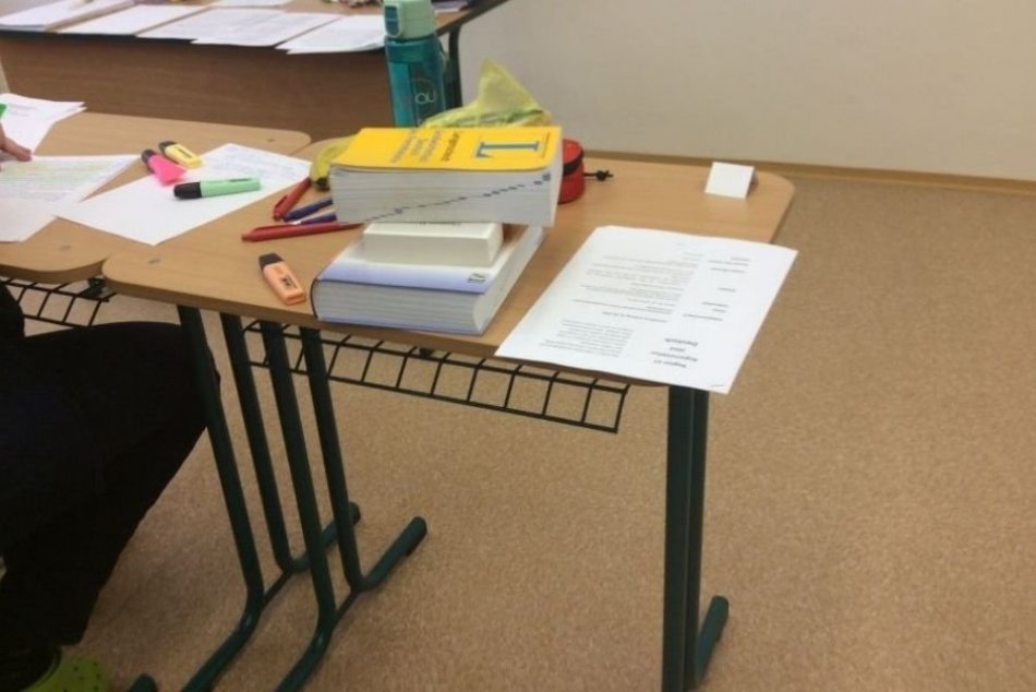 OBRAZOM: Popradskí bilingvalisti už začali s maturitou