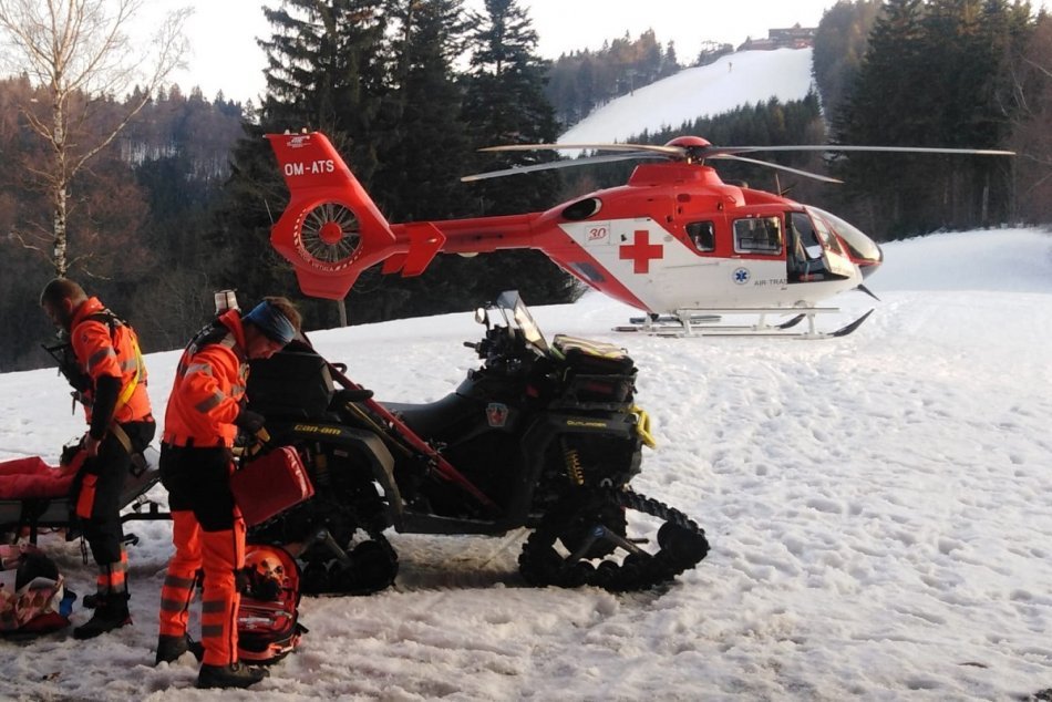 FOTO: Záchranársky vrtuľník letel na Kohútku, kde ratovali mladú lyžiarku