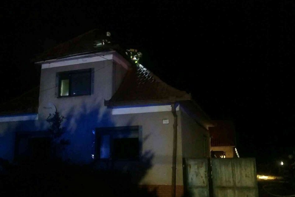 FOTO: S požiarom rodinného domu v Moravskom Lieskovom bojovalo 13 hasičov