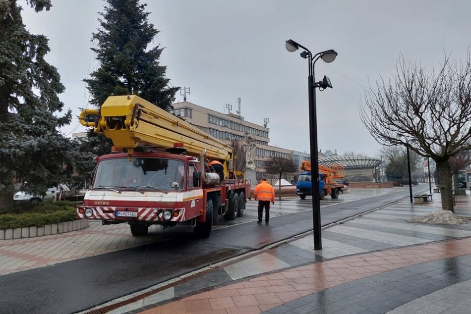 Metropola Zemplína odstránila z námestia vianočný stromček