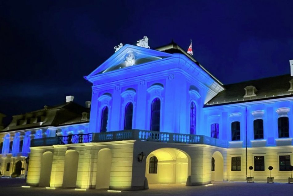 FOTO: Prezidentský palác svieti na znak solidarity s Ukrajinou v jej farbách