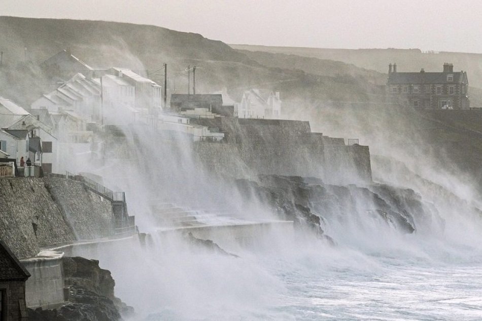 FOTO: Výčíňanie víchrice na Britských ostrovoch