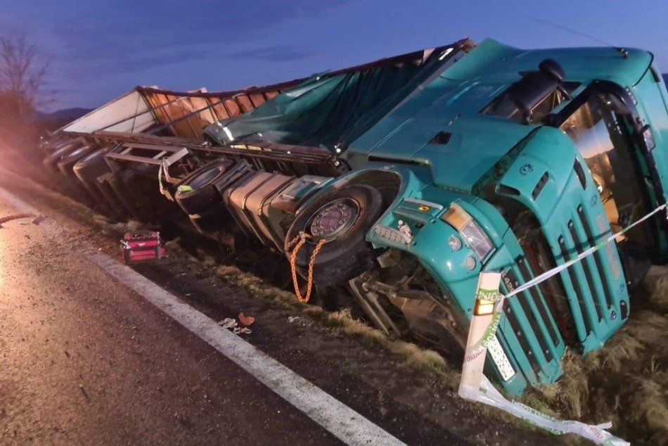 FOTO: Za nehodu na ceste na Trenčín dostal vodič nákladného auta pokutu