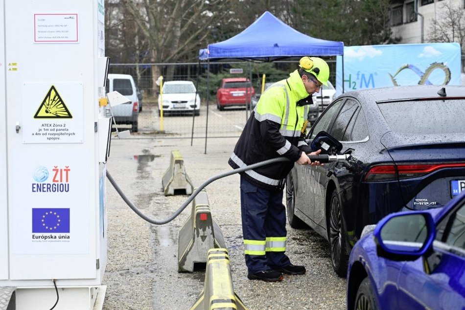 FOTO: V Trnave predstavili prvú mobilnú čerpaciu stanicu na vodík
