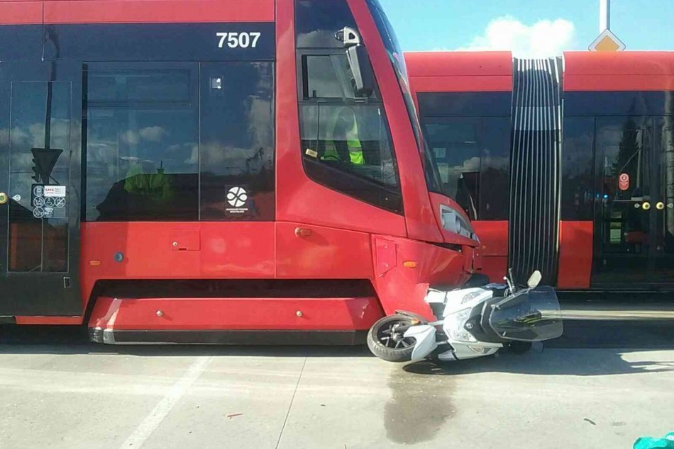 Zrážka električky s motocyklom v Rači