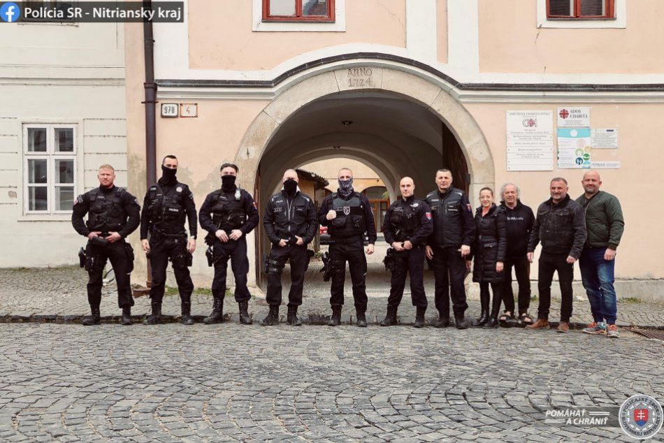 OBRAZOM: Nitrianska polícia odovzdala zbierku na pomoc Ukrajine