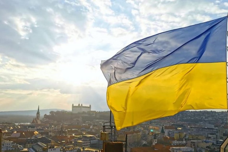 Ukrajinská vlajka na hoteli Kyjev v Bratislave