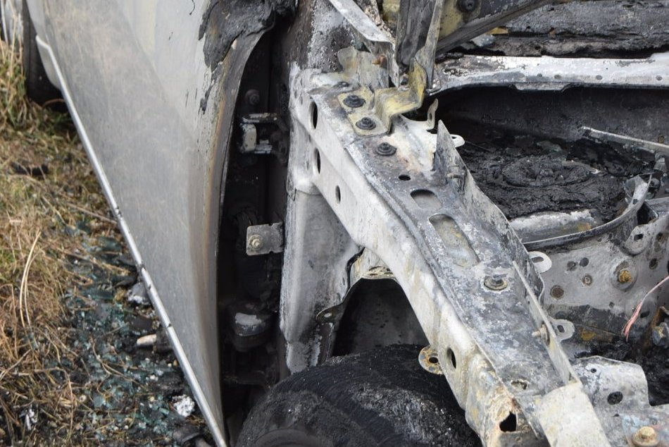 V OBRAZOCH: V Bystrici niekto podpálil auto