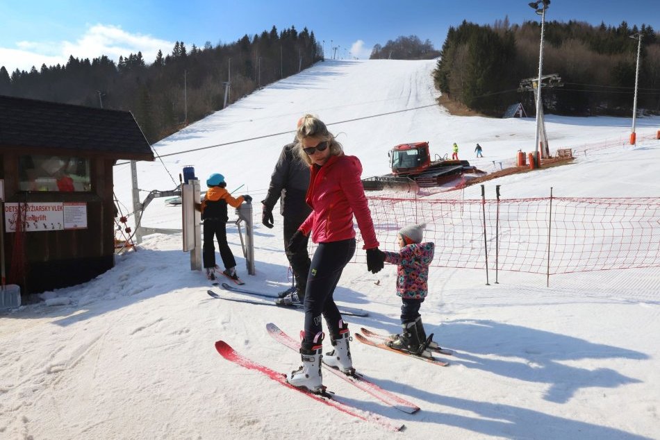 V OBRAZOCH: Prázdninujúce deti na jarnej lyžovačke v stredisku Selce-Čachovo