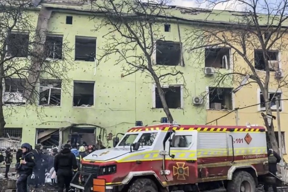 Rusi zbombardovali detskú nemocnicu v Mariupole