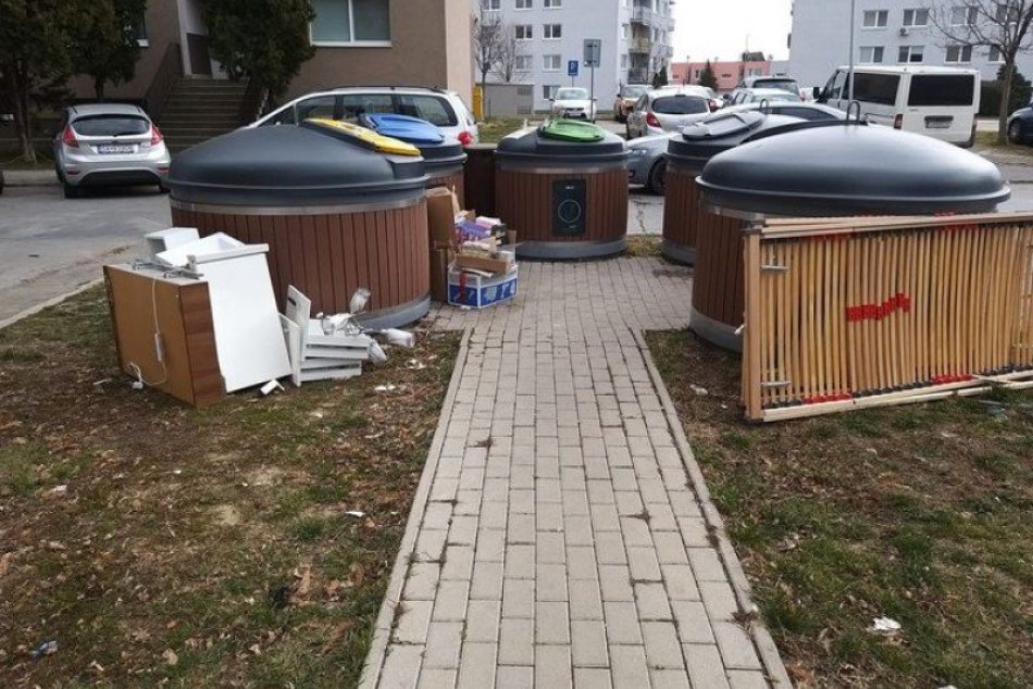 Vyhodený nábytok aj pneumatiky: Mestská polícia objasnila dva prípady