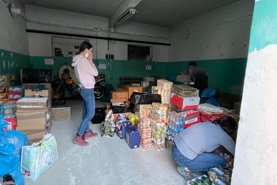 V OBRAZOCH: Potravinami pre Sumy zaplnili Bystričania cez víkend tri garáže