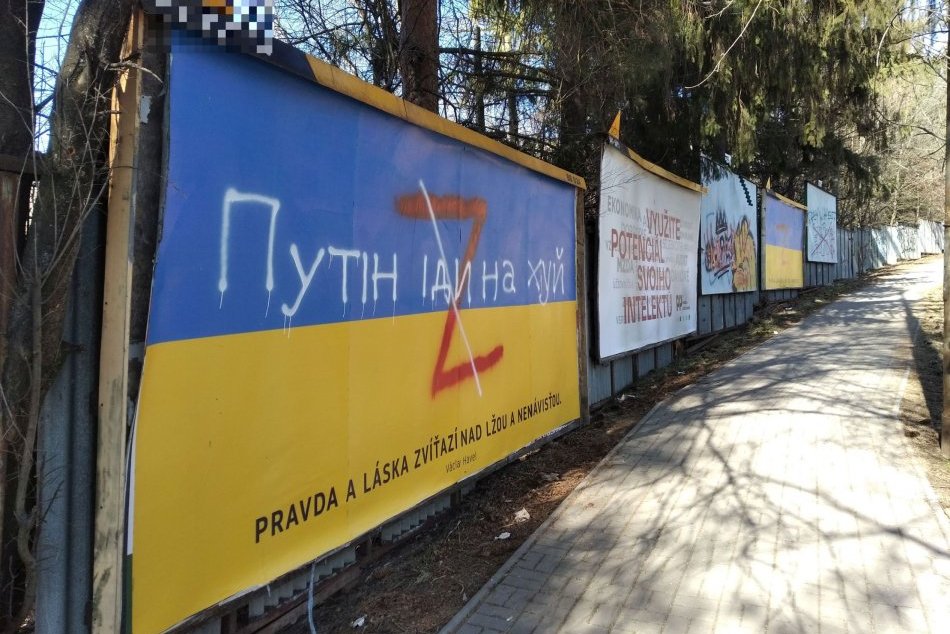 V OBRAZOCH: Na billboardy v ukrajinských farbách niekto nasprejoval symbol Z
