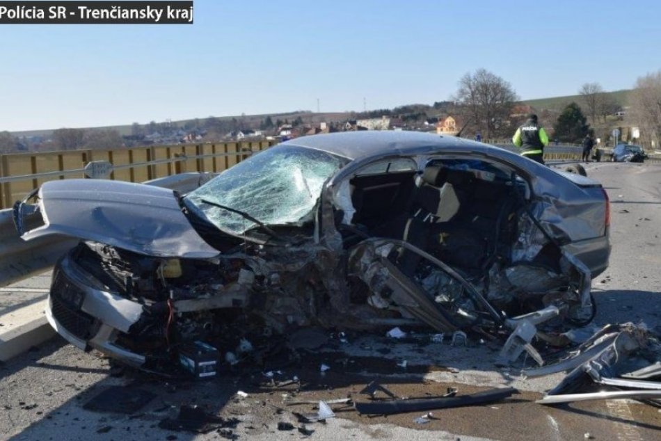 FOTO: Pri zrážke dvoch áut v Bánovciach nad Bebravou zahynul 29-ročný vodič